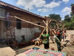 Saat Kepedulian Menjadi Nyata: Babinsa dan Warga Gemarang Renovasi Rumah Ibu Darsini