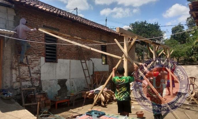 Saat Kepedulian Menjadi Nyata: Babinsa dan Warga Gemarang Renovasi Rumah Ibu Darsini