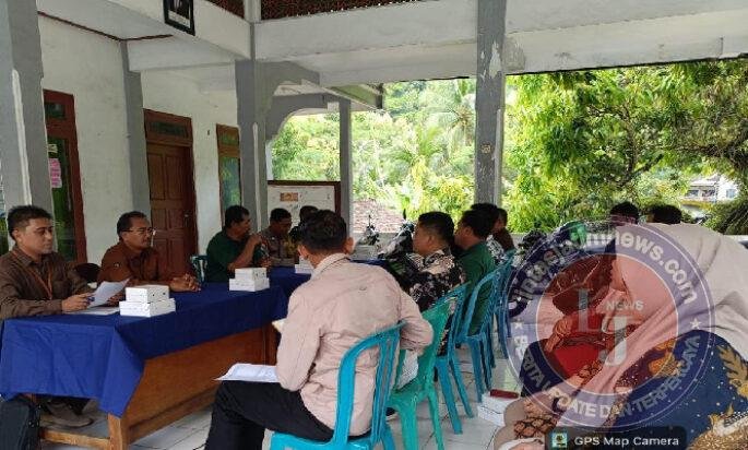 Babinsa Koramil 0801/04 Tegalombo Dampingi Penyerahan Sertifikat Elektronik Untuk Warga