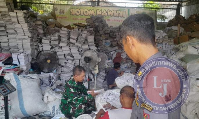 Peran Serta Babinsa Joyotakan Dalam Proses Bank Sampah