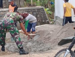 Babinsa dan Warga Gotong Royong Perbaikan Jalan Wujudkan Kemajuan Pembangunan Desa