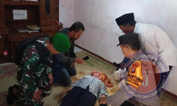 Babinsa Koramil 0801/04 Tegalombo Bertindak Cepat Evakuasi Korban Gantung Diri di Wilayah Binaan