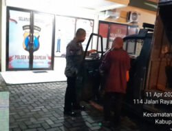 Respon Cepat Polisi Gresik, Bantu Warga Terlantar Hingga Diantar Naik Bus ke Terminal Bunder