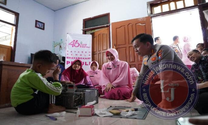 Hari Jadi YKB ke-46, Kapolres Bojonegoro Beri Hadiah Laptop Bocah Jago Perbaiki Elektronik