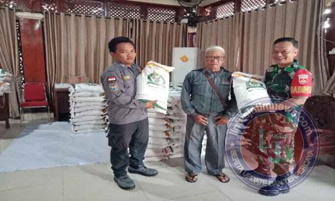 Peran Aktif Babinsa Kepatihan Wetan Dalam Pendistribusian Bantuan Beras Kepada Warga Kurang Mampu