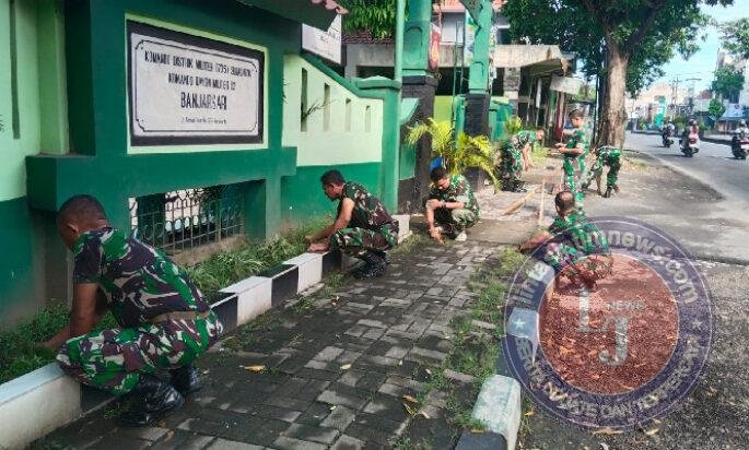 Ciptakan lingkungan Perkantoran Bersih & Asri, Anggota Koramil 02/Banjarsari Bersihkan Pangkalan