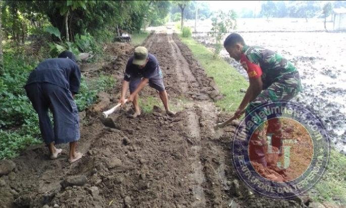 Babinsa Patihan dan Warga Bahu Membahu Perbaiki Akses Jalan Persawahan