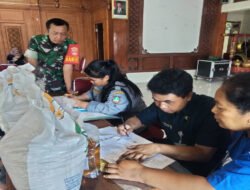Pastikan Tepat Sasaran, Babinsa Purwodiningratan Terjun Langsung Ke Lapangan Kawal Pendistribusian Bansos