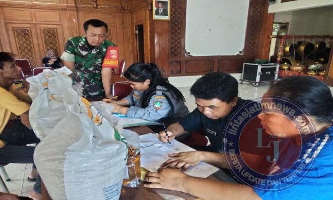 Pastikan Tepat Sasaran, Babinsa Purwodiningratan Terjun Langsung Ke Lapangan Kawal Pendistribusian Bansos
