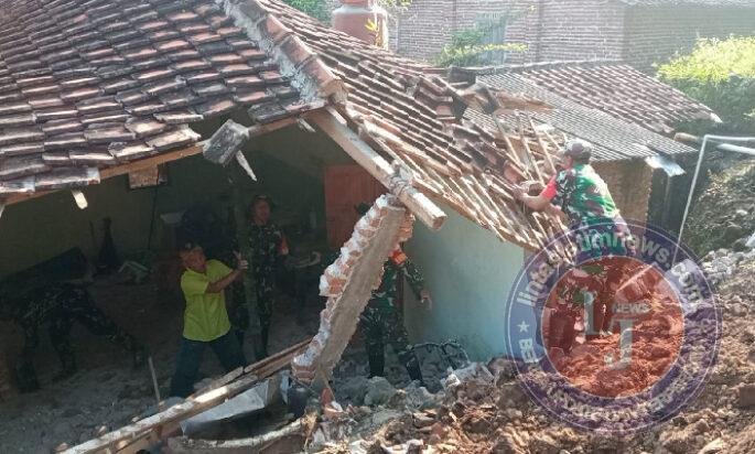 Babinsa dan Warga Banjarsari Wetan Bergotong Royong Pulihkan Rumah Warga Akibat Longsor