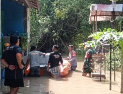 Respon Cepat…!!! Babinsa Koramil 04/Jebres, Bantu Evakuasi Korban Banjir