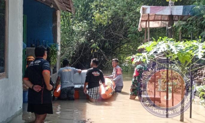 Respon Cepat…!!! Babinsa Koramil 04/Jebres, Bantu Evakuasi Korban Banjir