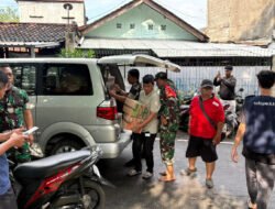 Tinjau Lokasi Banjir, Dandim 0735/ Surakarta Bantu Penyaluran Bantuan Sembako