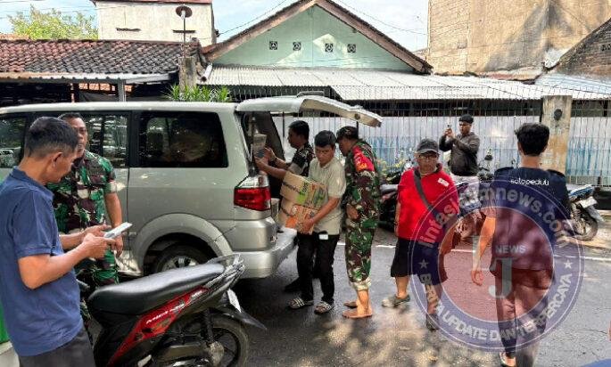 Tinjau Lokasi Banjir, Dandim 0735/ Surakarta Bantu Penyaluran Bantuan Sembako