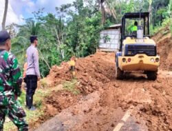 Gerak Cepat Babinsa Koramil 0801/05 Nawangan Evakuasi Bencana Tanah Longsor Penghubung Jalan Utama