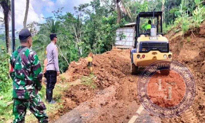 Gerak Cepat Babinsa Koramil 0801/05 Nawangan Evakuasi Bencana Tanah Longsor Penghubung Jalan Utama