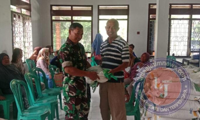 Babinsa Kawal Penyaluran Beras Bantuan Pangan
