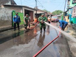 Danramil 03 Serengan Pimpin Langsung Kerja Bakti Pasca Banjir di Kelurahan Joyotakan