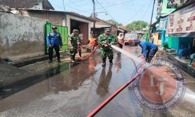 Danramil 03 Serengan Pimpin Langsung Kerja Bakti Pasca Banjir di Kelurahan Joyotakan