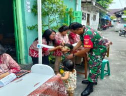 Wujudkan Balita Sehat, Babinsa Gandekan Dampingi Pelaksanaan Posyandu Di Wilayah Binaan