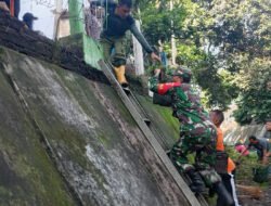 Cegah Banjir, Babinsa Punggawan Bersama Warga Bersihkan Aliran Sungai