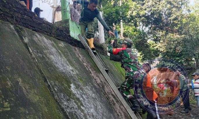 Cegah Banjir, Babinsa Punggawan Bersama Warga Bersihkan Aliran Sungai