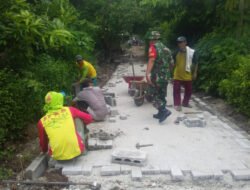 Kebersamaan Babinsa dan Warga Slambur Bangun Jalan Lingkungan