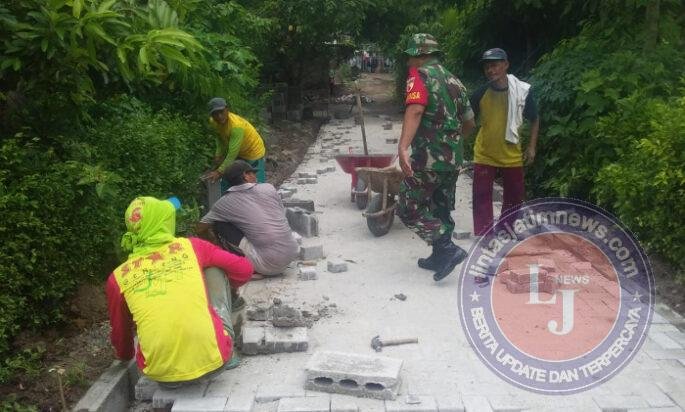 Kebersamaan Babinsa dan Warga Slambur Bangun Jalan Lingkungan