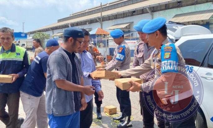 Jumat Berkah dipelabuhan Tanjung Priok : Wujud Kepedulian Polri Pererat Silaturahmi dengan Masyarakat