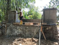 Penuh Semangat, Jembatan Beton Garuda di Sambeng Segera Jadi Akses Andalan Warga