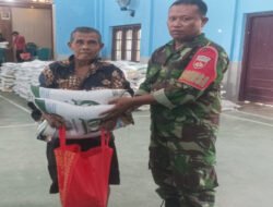 Babinsa Kawal Penyaluran Bantuan Beras 20 Kg dan Minyak Goreng 4 Liter dari Pemerintah