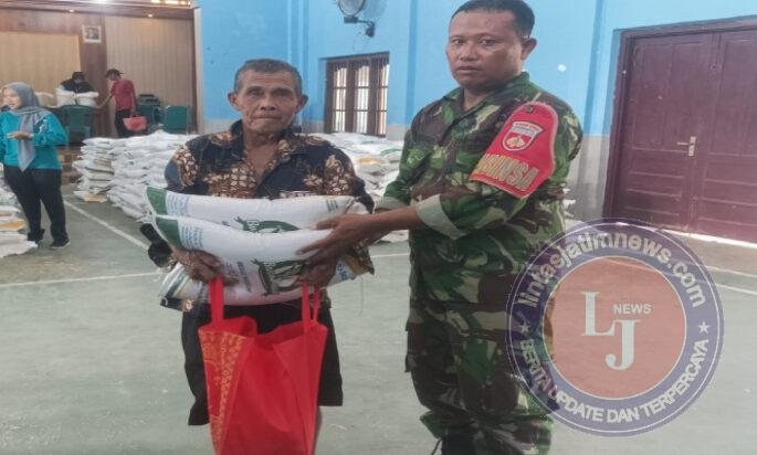 Babinsa Kawal Penyaluran Bantuan Beras 20 Kg dan Minyak Goreng 4 Liter dari Pemerintah