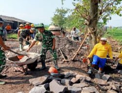 Babinsa dan Warga Gotong Royong Cor Jalan Penghubung Antar Desa, Prioritaskan Kelancaran Akses