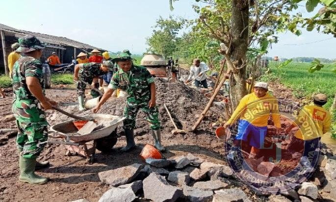 Babinsa dan Warga Gotong Royong Cor Jalan Penghubung Antar Desa, Prioritaskan Kelancaran Akses