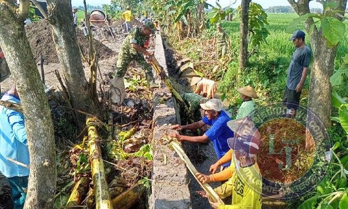 Cegah Longsor dan Banjir, Darmadi Pimpin Warga Kerja Bakti Pembersihan Talud