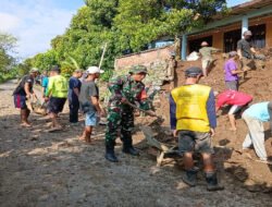 Demi Akses Tetap Lancar, Babinsa dan Warga Durenan Bergerak Atasi Longsor
