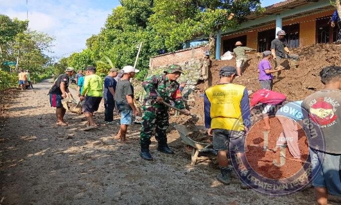 Demi Akses Tetap Lancar, Babinsa dan Warga Durenan Bergerak Atasi Longsor
