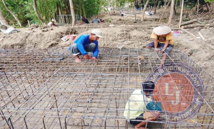 Semangat Tak Terbendung! Konstruksi Besi Jembatan Gantung Garuda di Cerme Kian Menguat