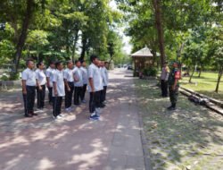 Kompak..!! Babinsa & Bhabinkamtibmas Bersinergi Latih PBB Linmas kelurahan Sudiroprajan