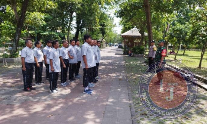 Kompak..!! Babinsa & Bhabinkamtibmas Bersinergi Latih PBB Linmas kelurahan Sudiroprajan