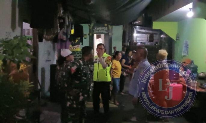 Wujudkan Wilayah Aman & Kondusif, Piket Koramil 04/Jebres Laksanakan Patroli Malam Bersama Bhabinkamtibmas & Linmas
