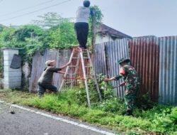 Babinsa dan Warga Manguharjo Bersatu Bersihkan Bahu Jalan