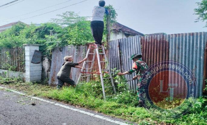 Babinsa dan Warga Manguharjo Bersatu Bersihkan Bahu Jalan