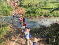 Lansir Material Secara Manual, Bukti Kemanunggalan TNI Dengan Lapisan Masyarakat