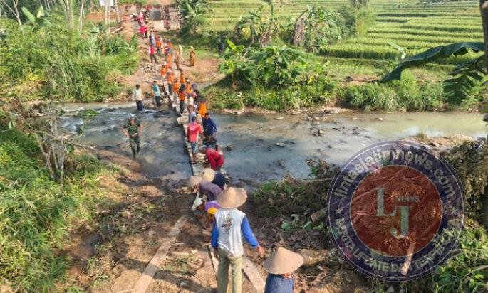 Lansir Material Secara Manual, Bukti Kemanunggalan TNI Dengan Lapisan Masyarakat