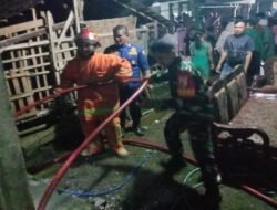 Aksi Cepat Babinsa dan Damkar Padamkan Kebakaran Kandang di Trenggalek