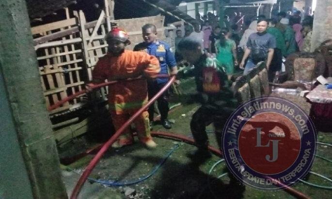 Aksi Cepat Babinsa dan Damkar Padamkan Kebakaran Kandang di Trenggalek