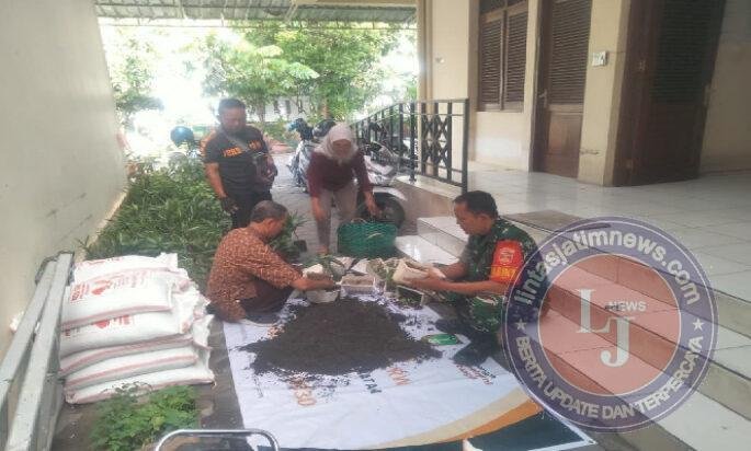 Manfaatkan Lahan Sempit, Babinsa Purwodiningratan Hijaukan Lingkungan Dengan Tanaman Polybag