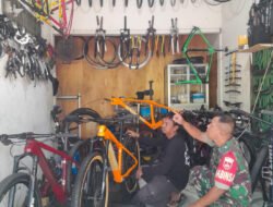 Implementasikan Bintahwil, Babinsa Joyoyakan Motivasi Pelaku UMKM Pedagang Sepeda