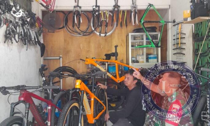 Implementasikan Bintahwil, Babinsa Joyoyakan Motivasi Pelaku UMKM Pedagang Sepeda